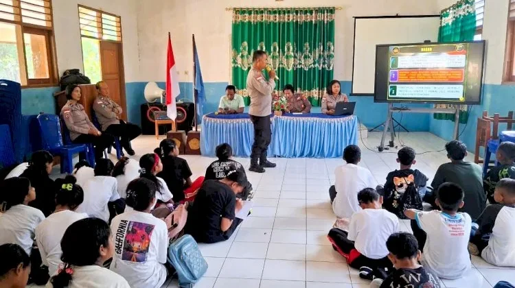 Polisi Edukasi Pelajar  SMPN 1 Lewolema Bijak Bermedia Sosial saat MPLS