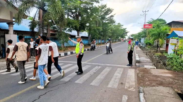 Satlantas Flores Timur Kawal Keselamatan Pelajar di Jam Sibuk Pagi