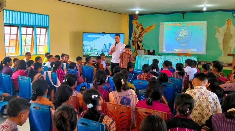 Siswa SMPK Ratu Damai Waibalun Ikuti Edukasi Bahaya NAPZA