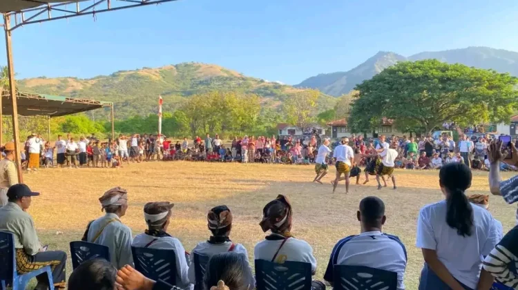 Polsek Riung Amankan Pentas Budaya Tinju Adat Tadho