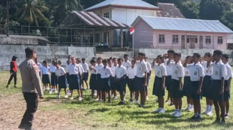 Bhabinkamtibmas Jerebuu Latih PBB Siswa Baru SMP Satap III