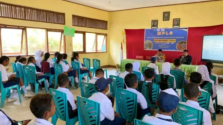 Polsek Riung Tanamkan Kesadaran Hukum kepada Siswa Baru SMPN 1 Riung