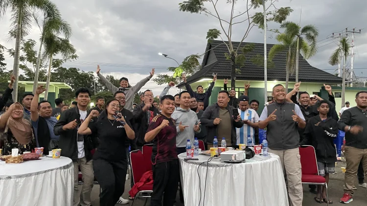Kodim 1630/Manggarai Barat Sajikan Konsumsi Gratis saat Nobar Final Piala Dunia