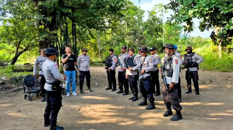 Patroli Jalan Kaki TNI-Polri Perkuat Pengamanan di Dusun Bele