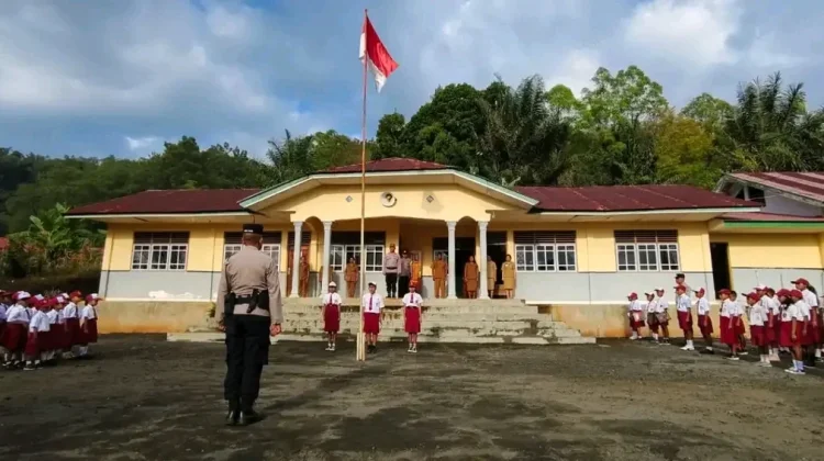 Tumbuhkan Rasa Cinta Tanah Air, Kasat Binmas Pimpin Upacara di SDI 6 Bajawa