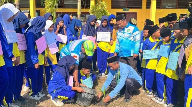 Tanam Pohon sejak Hari Pertama, Murid Baru MTsN Manggarai Belajar Ekoteologi