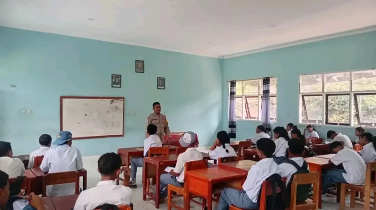 Bhabinkamtibmas Naruwolo Edukasi Kamtibmas Kepada Siswa Baru di  SMAN 1 Jerebuu