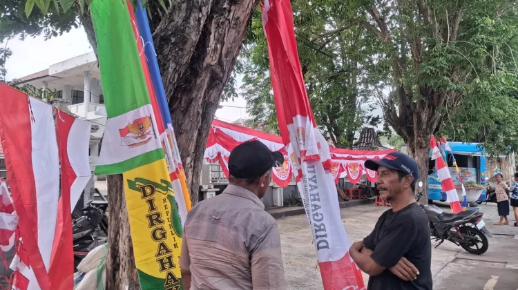 Jelang HUT Ke-81 RI, Penjual Bendera Musiman Mulai Ramai di Ende