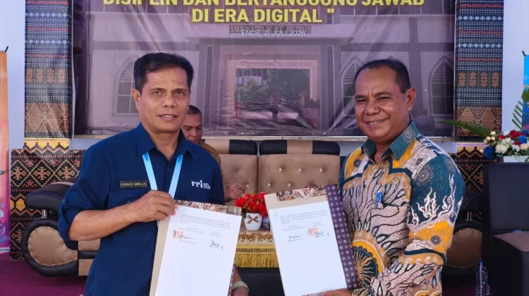 Kepala SMAK St. Petrus Ende Teken Kerja Sama Siaran Pendidikan dengan LPP RRI Ende