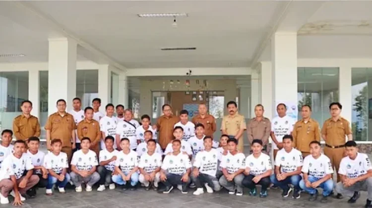 Bupati Agas Andreas Lepas Kontingen Persematim menuju Soeratin Cup U-17 di Sikka