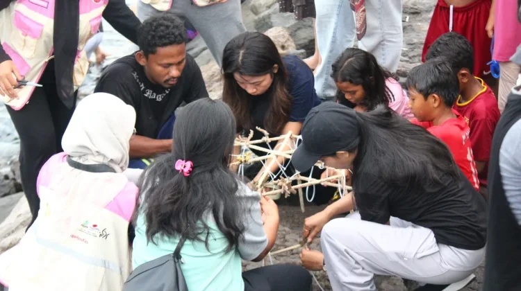 Kolaborasi POKMASWAS dan KKN UGM Rehabilitasi Terumbu Karang Batumea