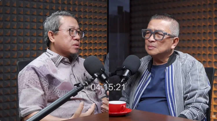 Dokter Spesialis Bedah Saraf: Kebiasaan Menunduk Main Gawai Memicu Text Neck