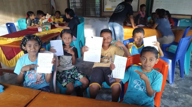 Gerakan Literasi Mahasiswa KKN-T Bangkitkan Semangat Membaca Anak Dusun Boa