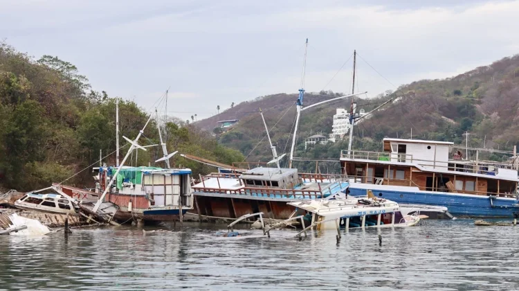 Bangkai Kapal dan Sampah Penuhi Pesisir Pulau Bajo Labuan Bajo