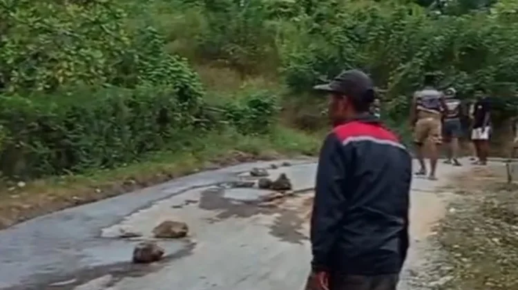 Hambat Aktivitas, Badan Jalan Rusak di Watugase Diperbaiki Secara Swadaya