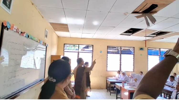 Bupati Ende Minta Perbaikan Ruang Kelas SMP Negeri 1 Ende