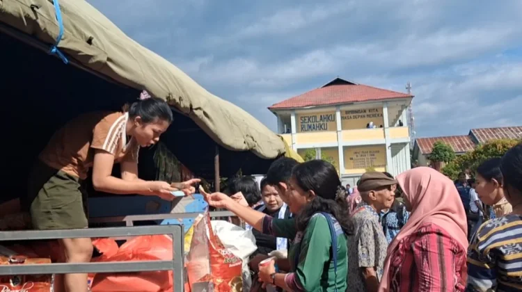 Pesta Emas SMAN 1 Ende Hadirkan Pasar Murah dan Bazar UMKM