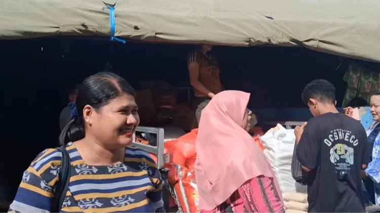 Ibu Rumah Tangga Apresiasi Gelaran Pasar Murah di SMAN 1 Ende