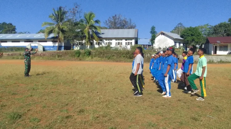 Babinsa Reok Latih Calon Paskibraka, Tanamkan Disiplin dan Jiwa Nasionalisme