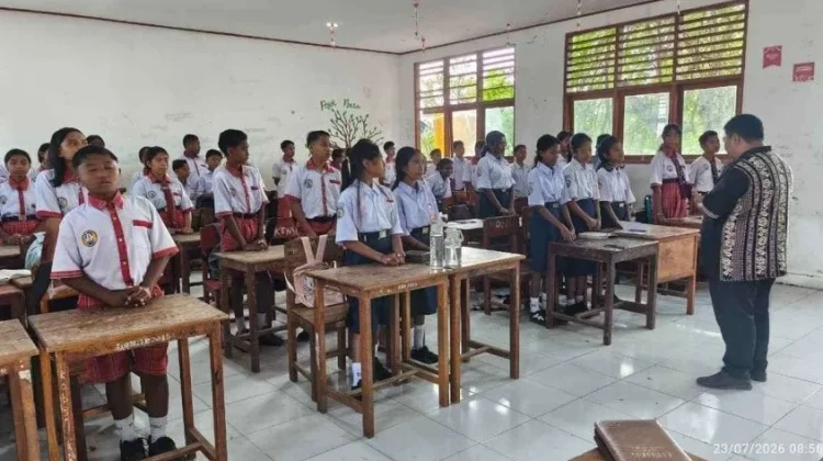 Penyuluh Agama Kristen Tanamkan Nilai Karakter kepada Murid SMPN 1 Nubatukan
