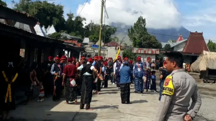 Bhabinkamtibmas Amankan Acara Adat di Borani