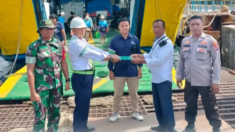 Polres Ngada Amankan Bongkar Muat KMP Cakalang II