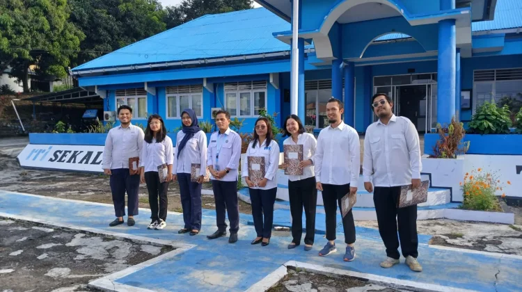 Serahkan SK kepada Tujuh PNS, Kepala RRI Ende Tegaskan Disiplin