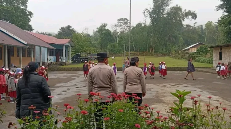 Sat Binmas Polres Ngada Tanamkan Nasionalisme di SDN Bopoma
