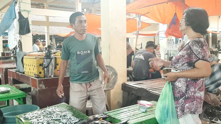 Cuaca Buruk Picu Kenaikan Harga Ikan di Pasar Mbongawani