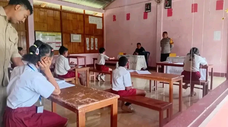 Bhabinkamtibmas Desa Naruwolo Edukasi Siswa SDK Dona tentang Kamtibmas