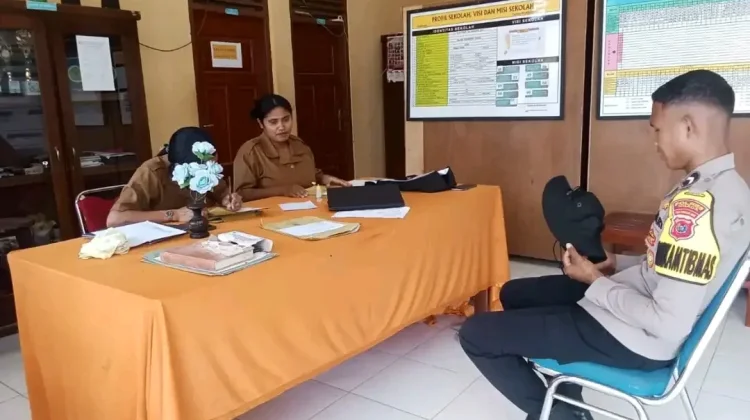 Bhabinkamtibmas Sambangi Warga dan SMK St. Yosep So'a, Perkuat Kamtibmas