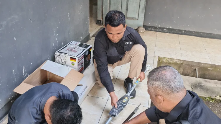 Tim RRI Ende Rakit Mesin Pemotong Rumput untuk Dukung Perawatan Lingkungan