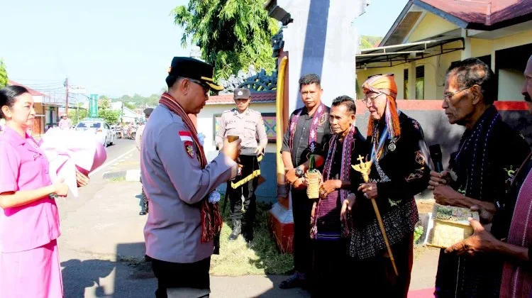 Kapolres Baru Flores Timur Disambut Tradisi Adat Larantuka