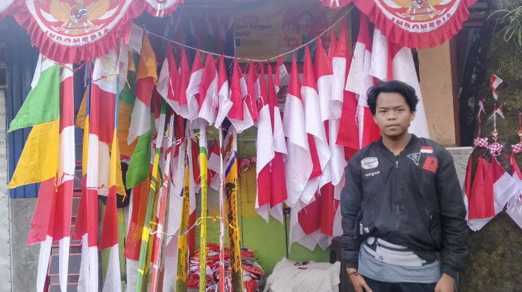 Jelang HUT RI Ke-81, Atribut Merah Putih Mulai Dijual di Ruteng