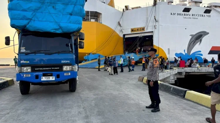 Polres Sikka Amankan Kedatangan KM Dharma Rucitra Tujuh di Maumere