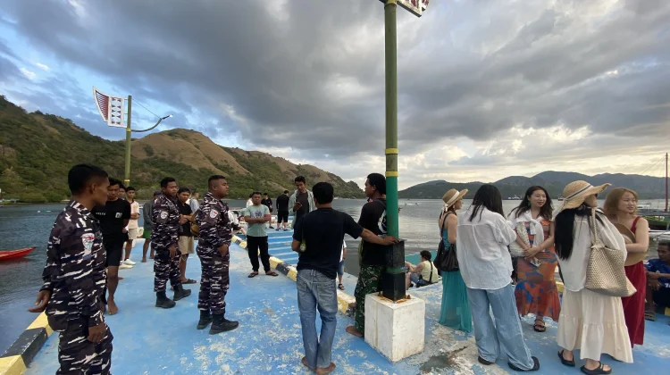 Lanal Labuan Bajo Hentikan Kapal Wisata yang Belum Kantongi Izin Berlayar