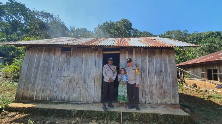 Polsek Sano Nggoang Salurkan Sembako untuk Lansia dan Penyandang Disabilitas