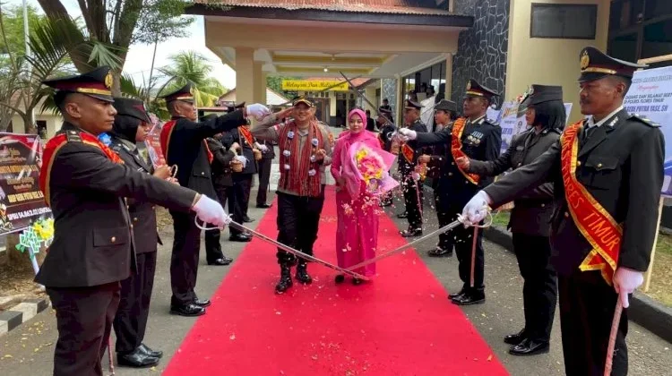 Tradisi Pedang Pora Iringi Pelepasan Kapolres Flores Timur
