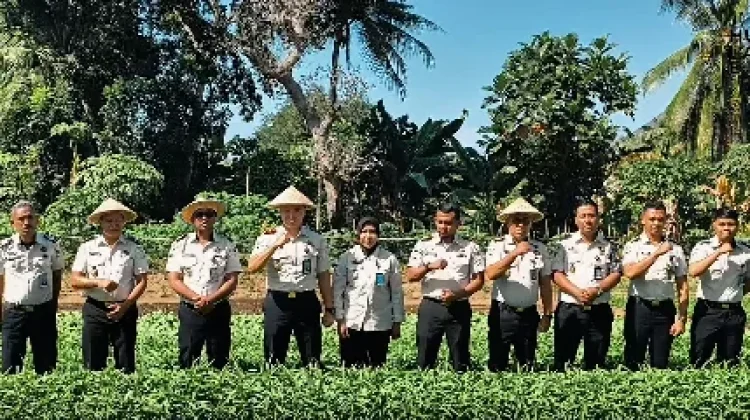 Kontrol SAE dan Panen Kangkung, Kalapas Ende perkuat Pembinaan Kemandirian WBP