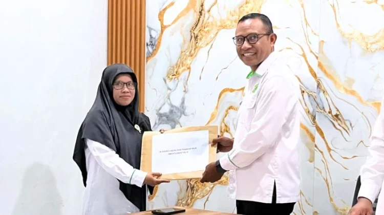 Kemenag Flores Timur Serahkan Blanko Ijazah untuk 11 Madrasah Negeri