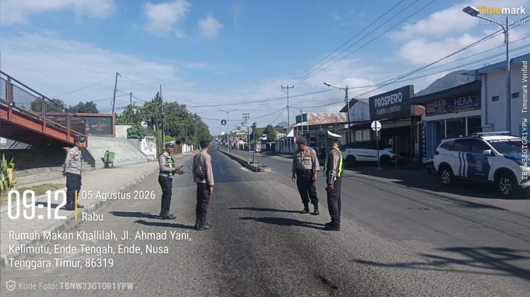 Polres Ende Respons Cepat Aduan Tumpahan Solar di Simpang Lima Cegah Kecelakaan
