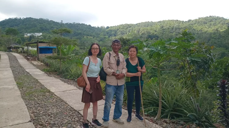 Wisatawan Belanda 79 Tahun Taklukkan Trekking Cunca Plias