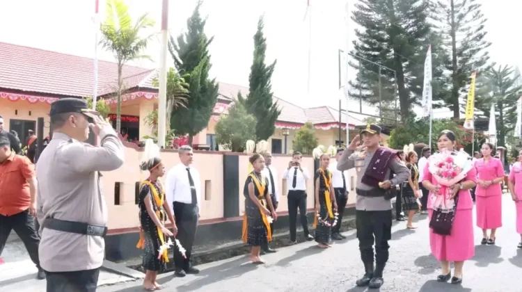Tarian Ja'i dan Pedang Pora Warnai Penyambutan Kapolres Ngada Baru