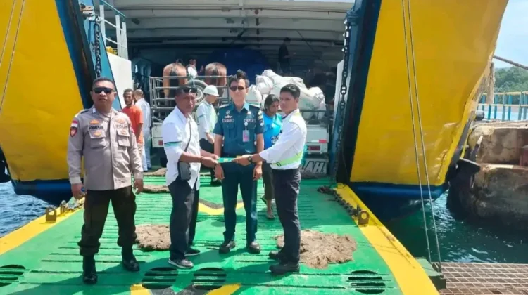 Polsek Aimere Amankan Kelancaran Bongkar Muat KMP Cakalang II