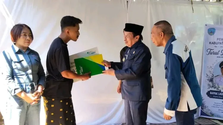 Bupati Serahkan Santunan Kematian BPJS Ketenagakerjaan kepada Ahli Waris