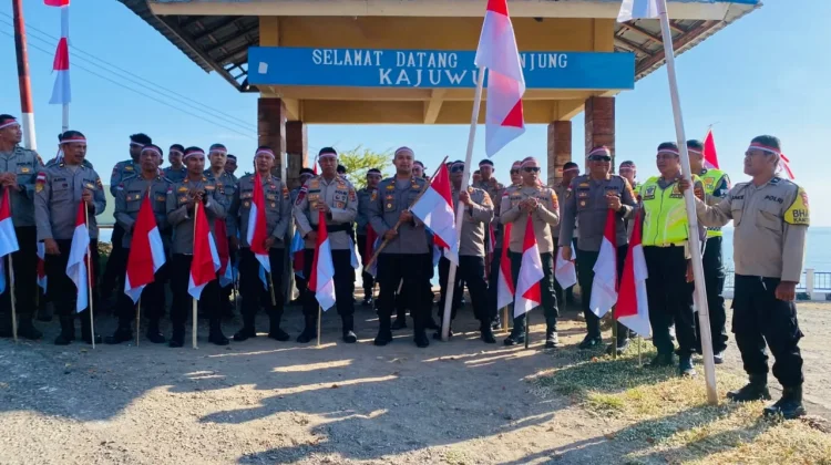 Polres Sikka Kibarkan Merah Putih di Destinasi Wisata Unggulan