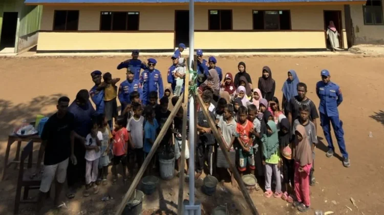 Ditpolairud Polda NTT, Guru dan Siswa Bangun Tiang Bendera di Pulau Kukusan