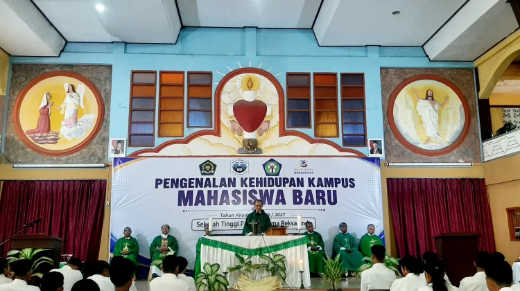 Penutupan PKKMB, Ketua STIPAR Ende Tekankan Kepercayaan dan Komitmen Mahasiswa