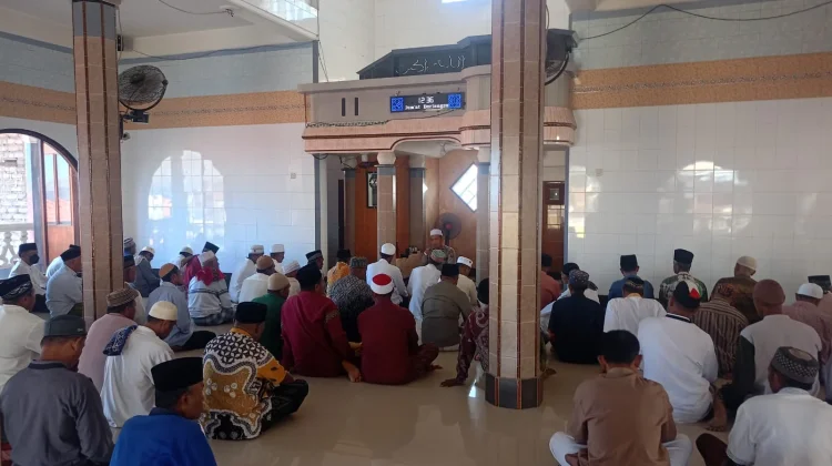 Kapolsek Ende Sampaikan Pesan Kamtibmas lewat Khutbah Jumat di Masjid Mustakim