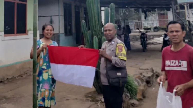 Bhabinkamtibmas Roworena Bagikan Bendera Gratis Kepada Warga Sambut HUT RI ke-81